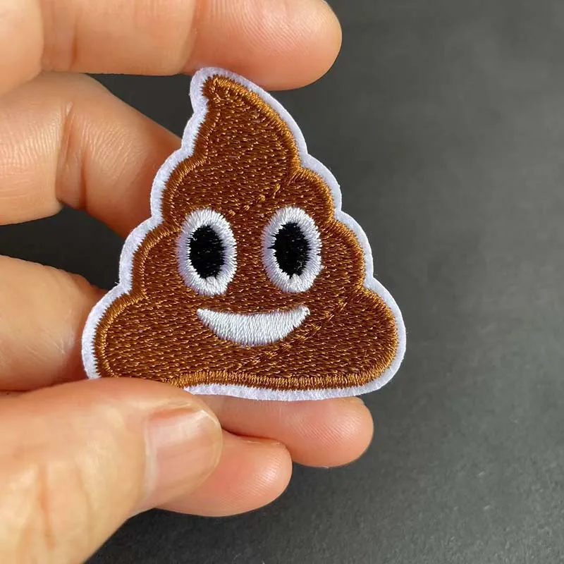 Parche termoadhesivo bordado cara sonriente de caca para ropa - imagen 3