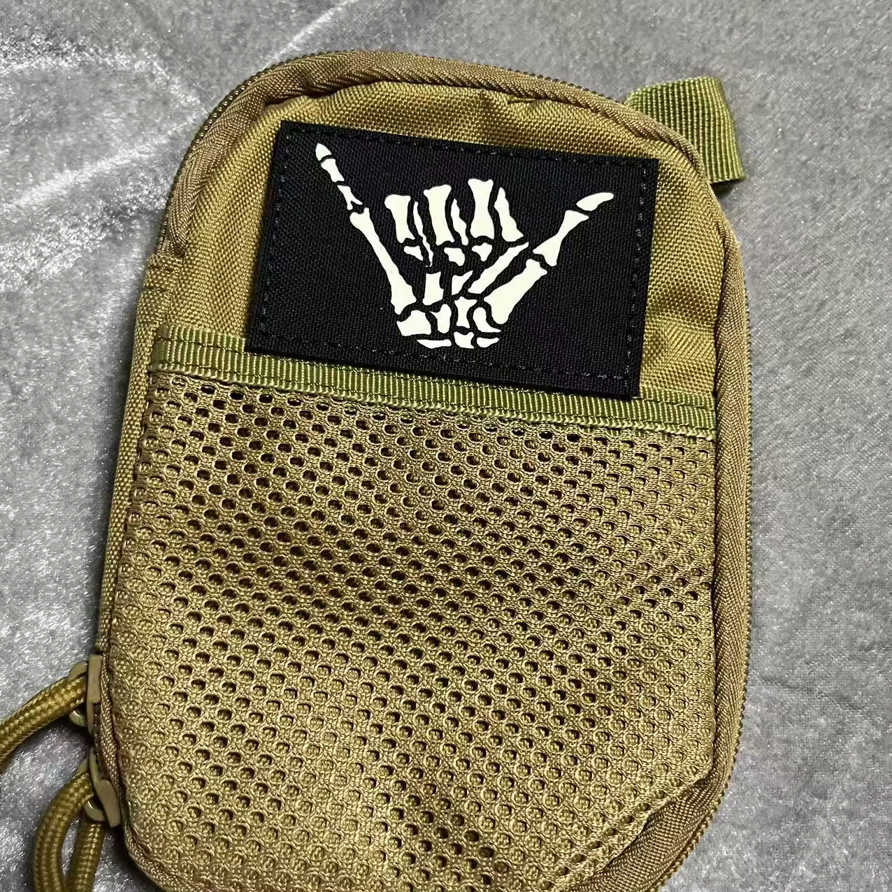 Detalle del parche con gancho tipo velcro para fijación rápida.