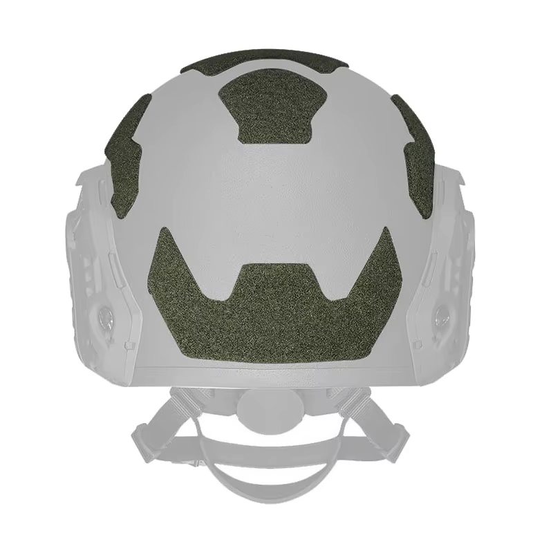 Ejemplo de parche fijado en casco durante partida de airsoft