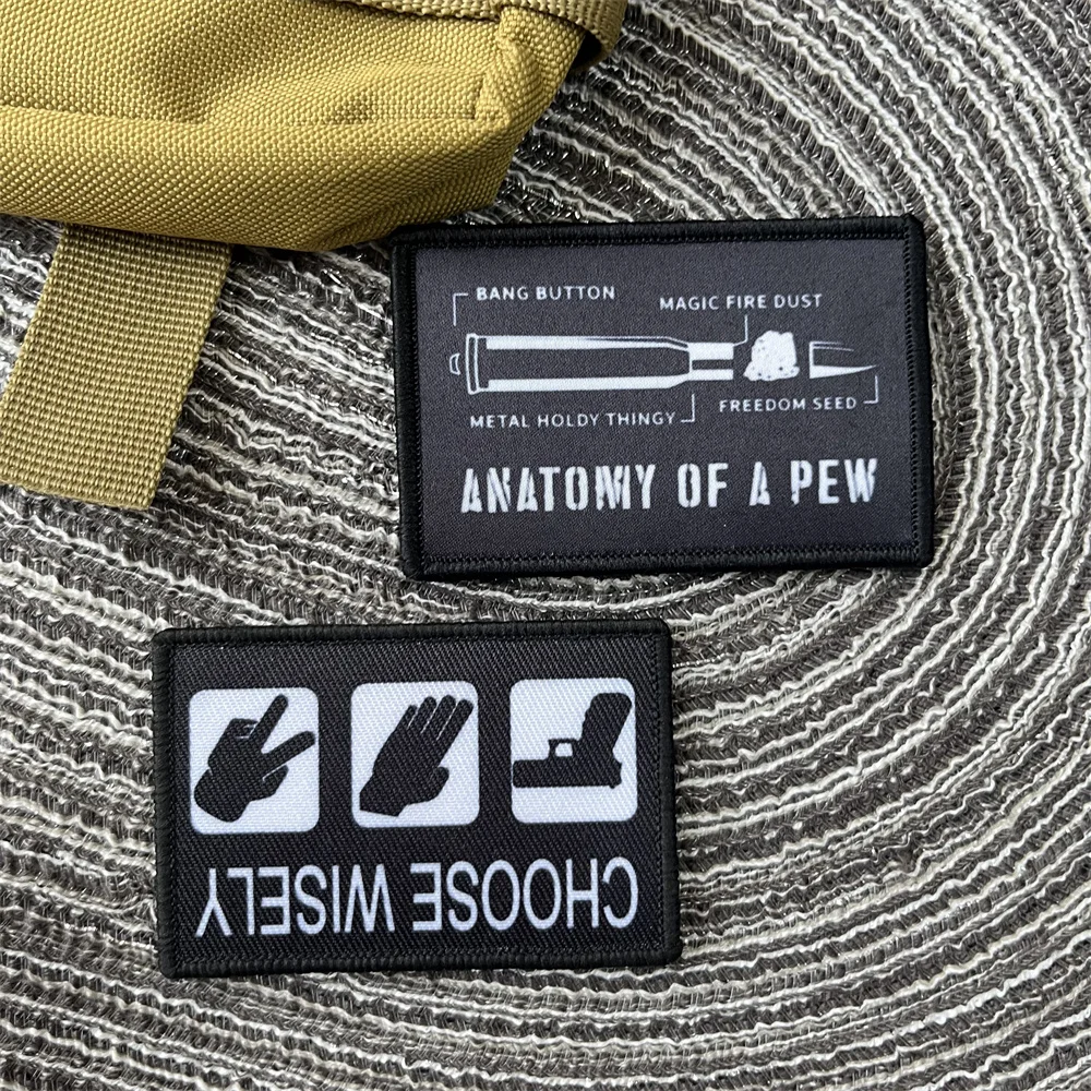 Parche táctico con diseño de bala y pistola