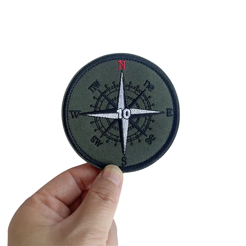 Parche bordado brújula y montañas – Insignia táctica adhesiva - imagen 3