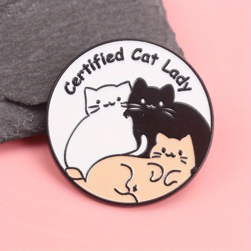 Pin de gato tricolor esmaltado con silueta felina en contraste - imagen 2