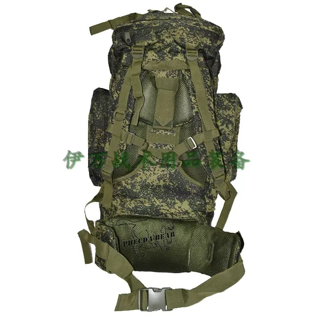 Mochila en uso durante una caminata por terreno montañoso