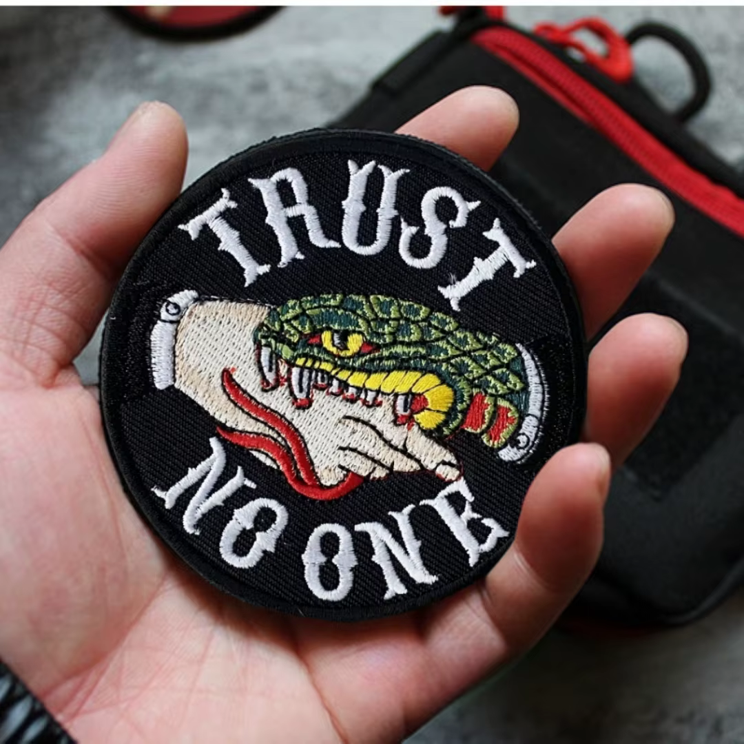 Parche morale TRUST NO ONE - insignia bordada para mochila táctica - imagen 3