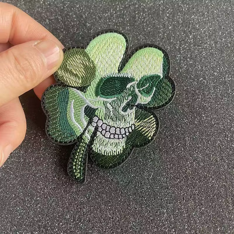 Parche bordado táctico militar calavera trébol cuatro hojas brazalete - imagen 3