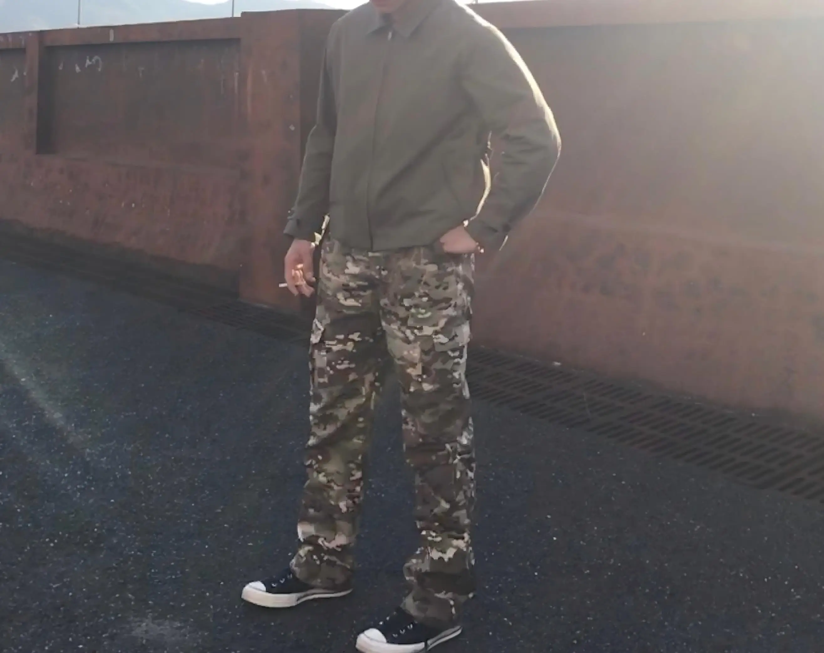 Estilo camuflaje en look casual