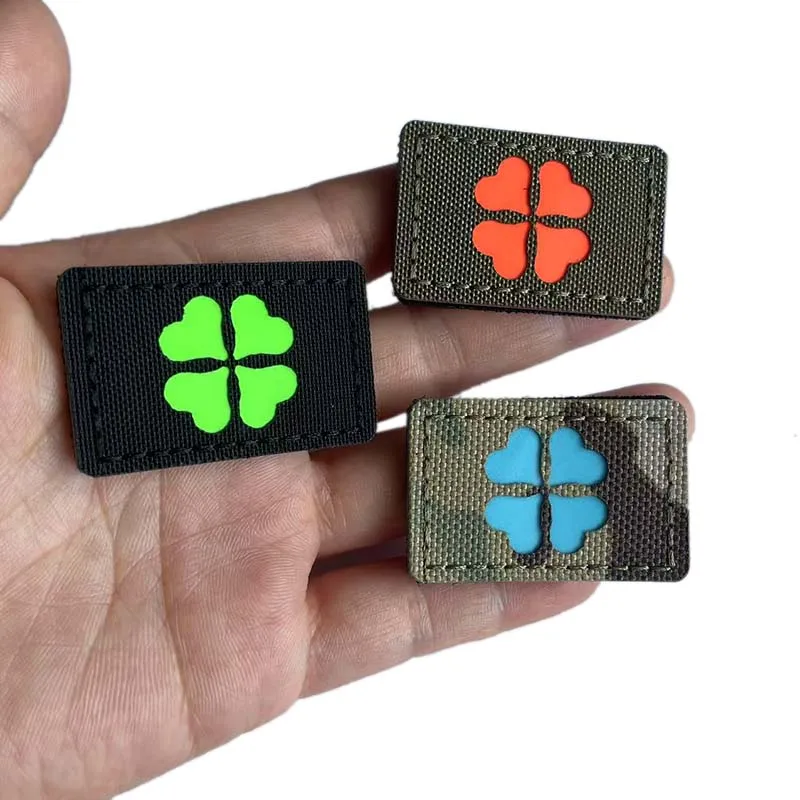 Parche luminoso trébol de la suerte MOLLE para mochila táctica - imagen 3