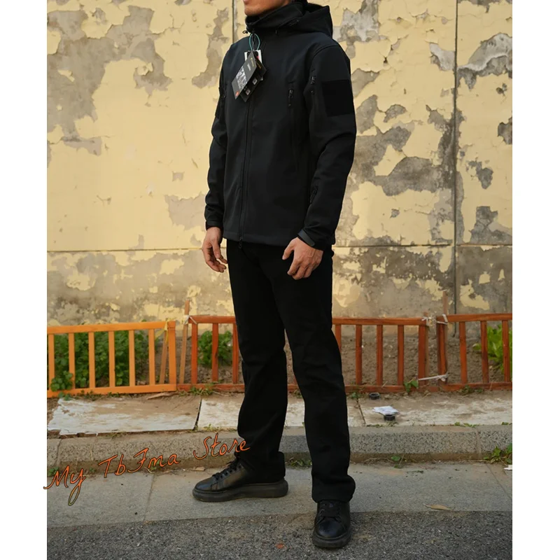 Chaqueta táctica con forro polar y diseño tridimensional