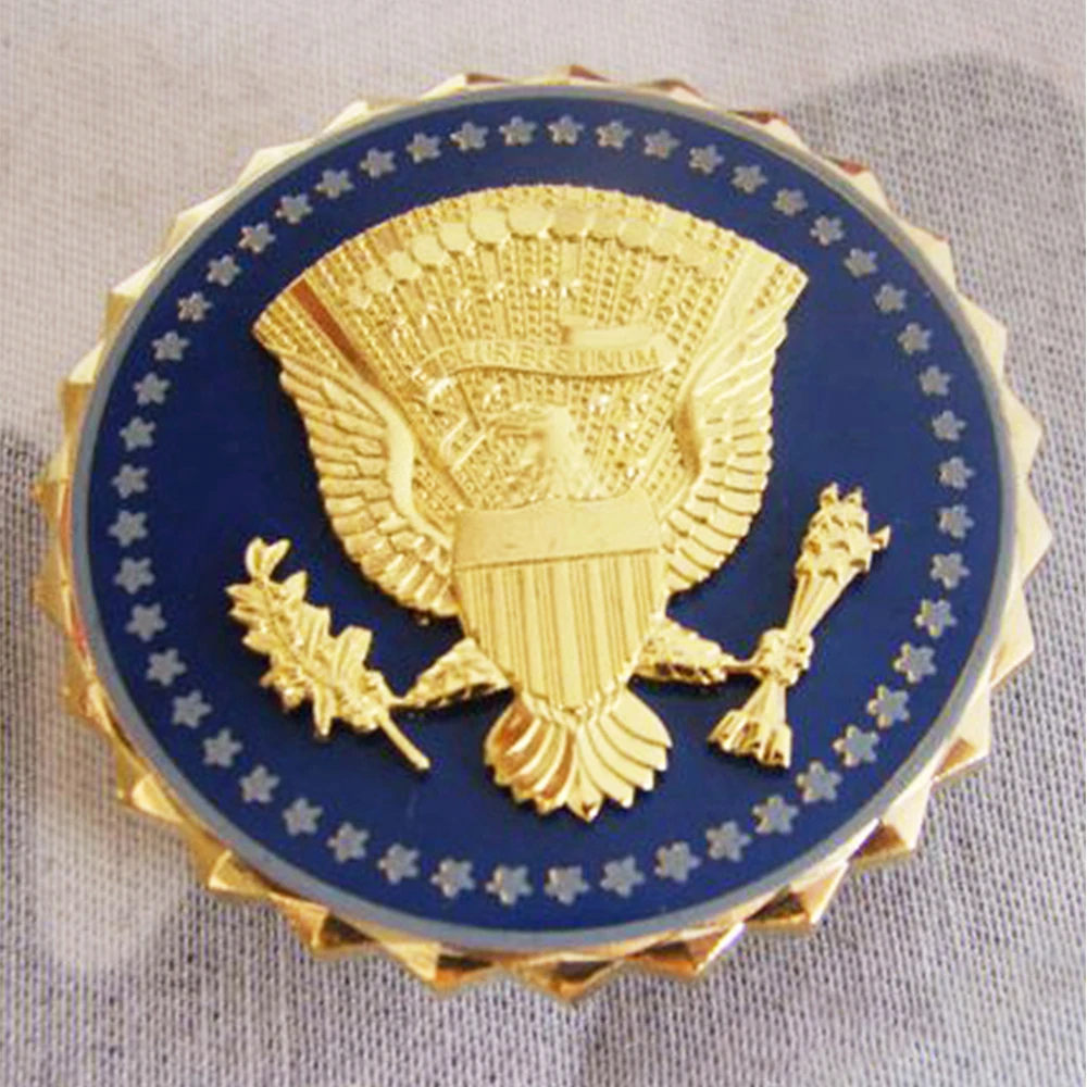 Detalle del pin con escudo y estrellas