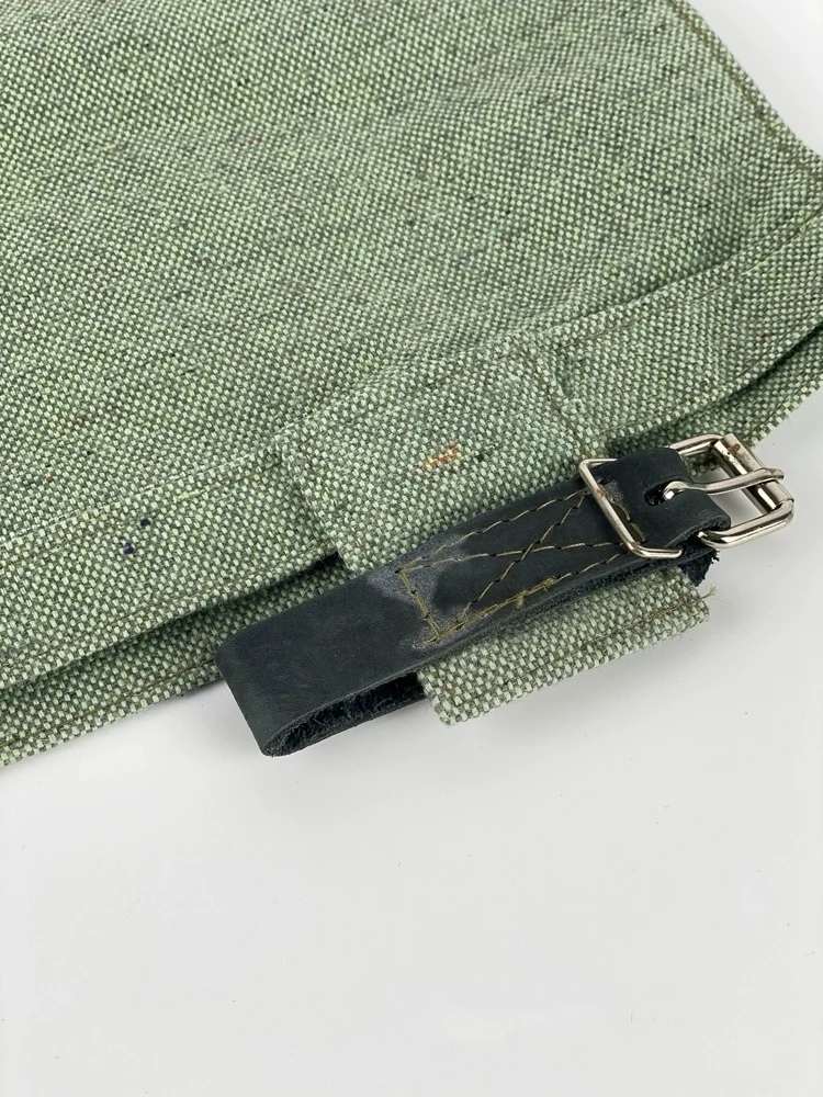 La bolsa junto a diferentes herramientas de ingeniero para referencia de tamaño