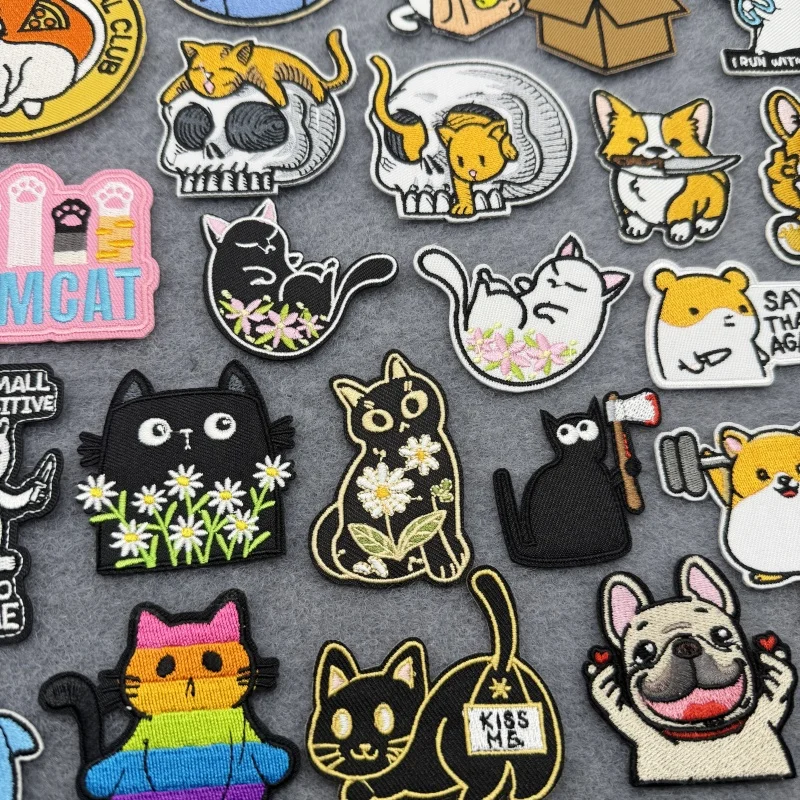 Detalle del parche bordado de gato punk