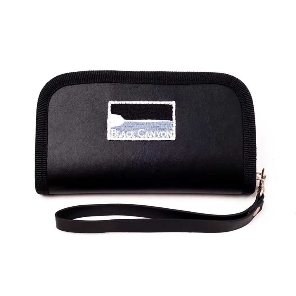 Bolsa con dardos dentro
