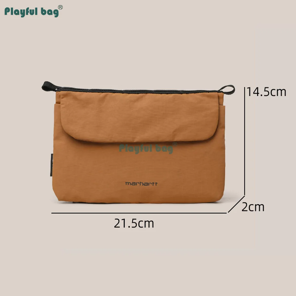 Bolso bandolera compacto en uso