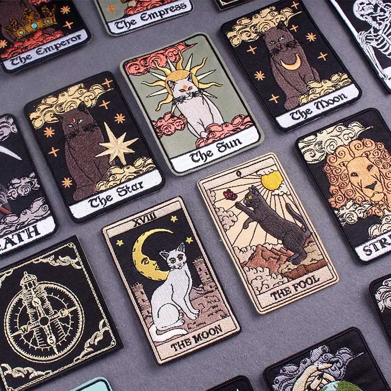 Parches bordados de gato con diseño Tarot