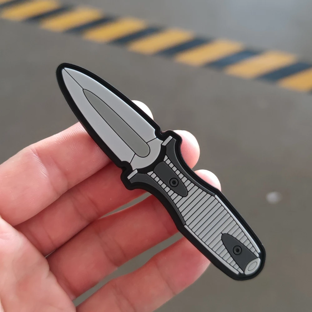 Insignia chevron cuchillo Grave en contexto táctico
