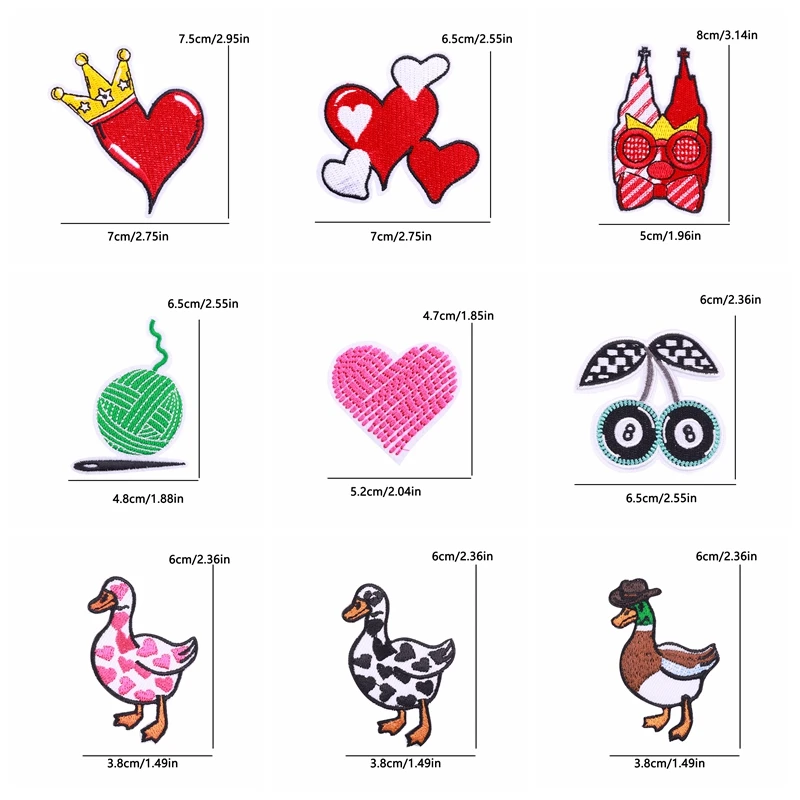 Detalle del bordado de los parches de corazón y pato