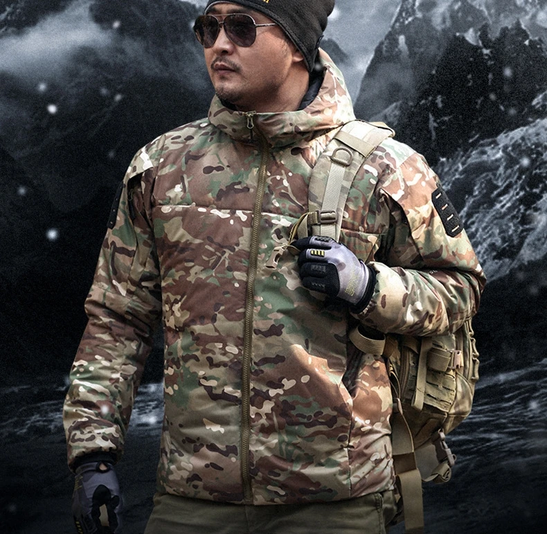 Chaqueta táctica de invierno vista frontal con capucha