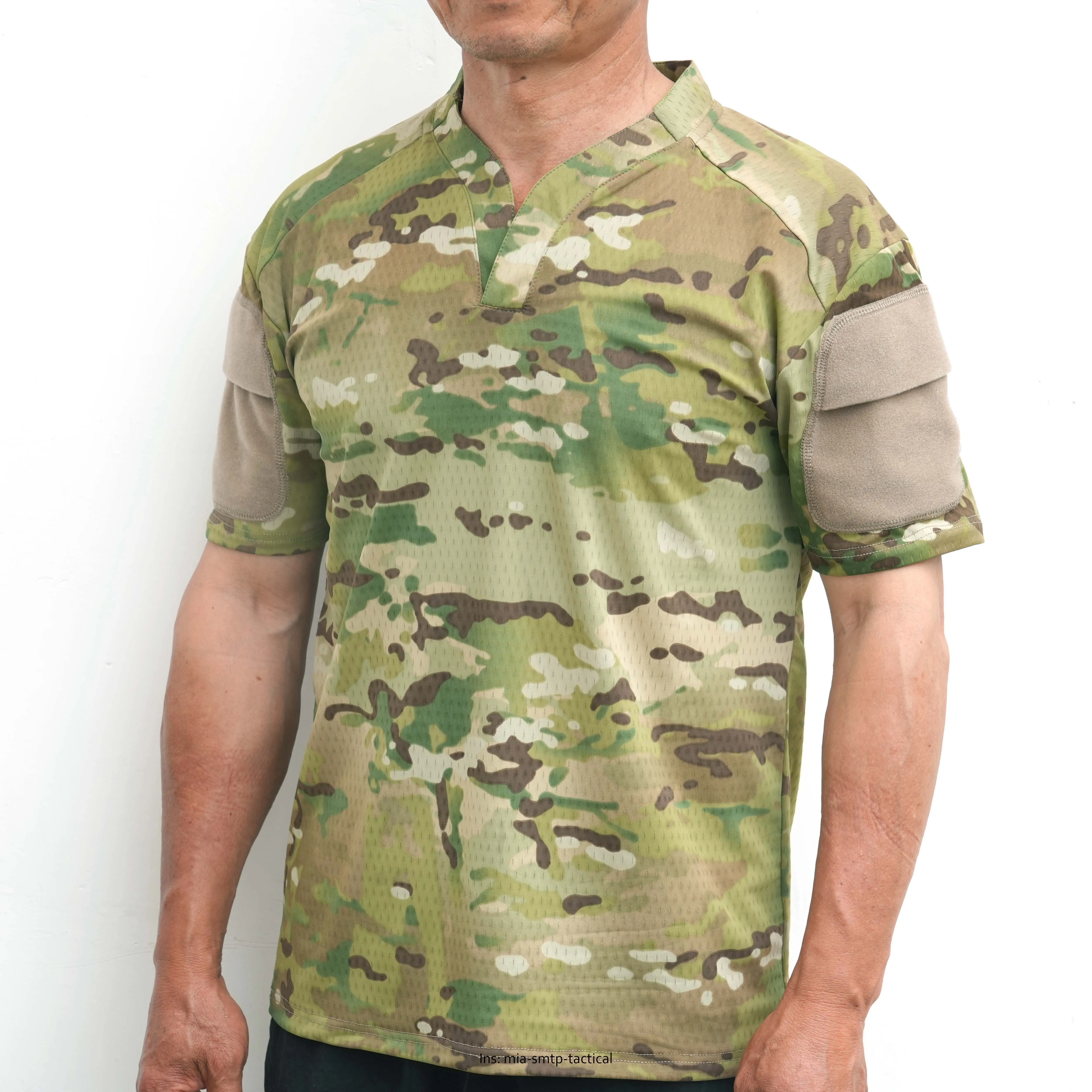 Camisa táctica en uso - vista lateral
