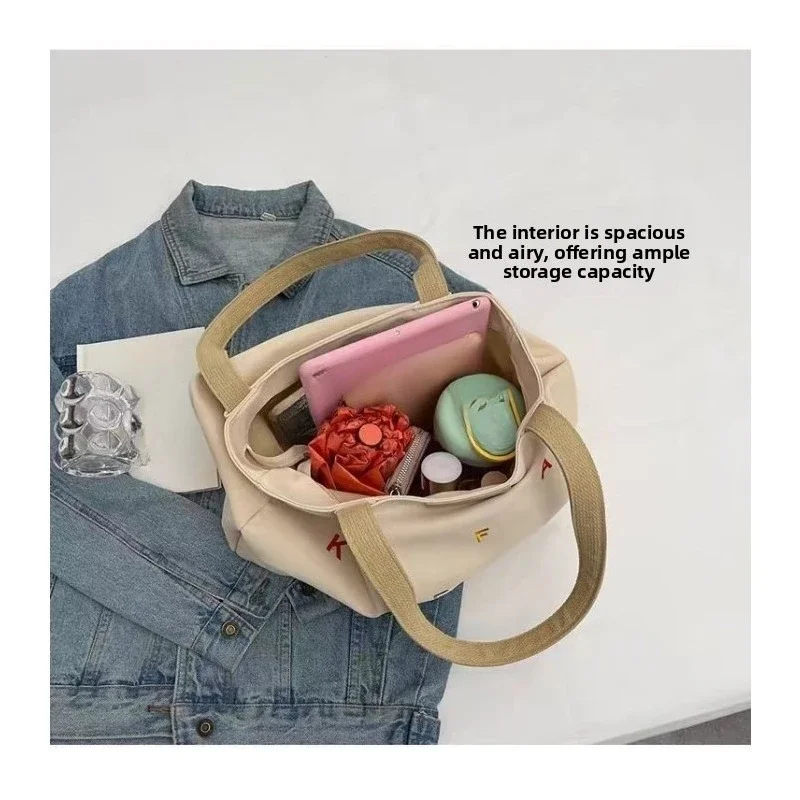 Bolsa de lona con letras bordadas y asa de hombro juvenil