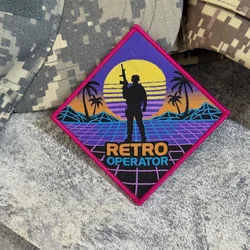 Parche táctico adhesivo synthwave neón con silueta soldado atardecer