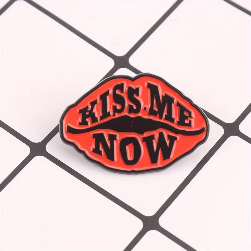 Pin esmaltado Bold Lip Kiss Me Now contraste naranja/negro para bolsos - imagen 4