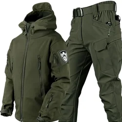 Conjunto táctico de invierno hombre con chaqueta impermeable y pantalones cargo