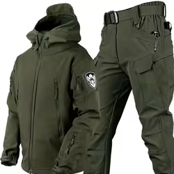 Conjunto táctico de invierno hombre con chaqueta impermeable y pantalones cargo