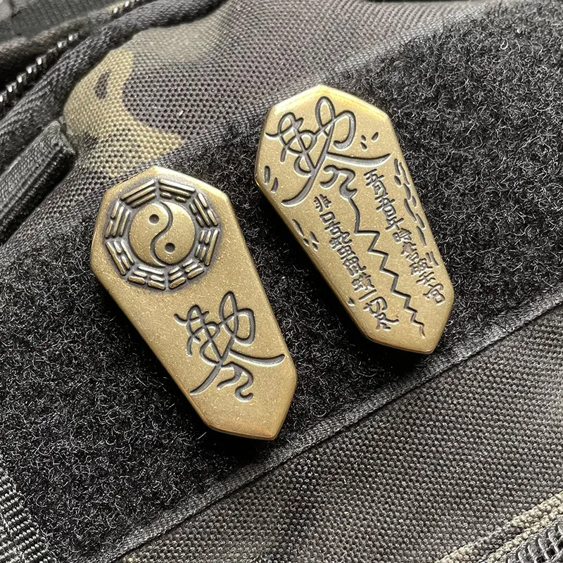 Insignia metálica aplicada en mochila táctica