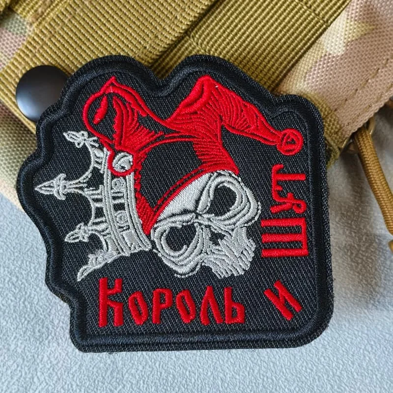 Parche bordado calavera punk con gancho y bucle para mochila - imagen 5
