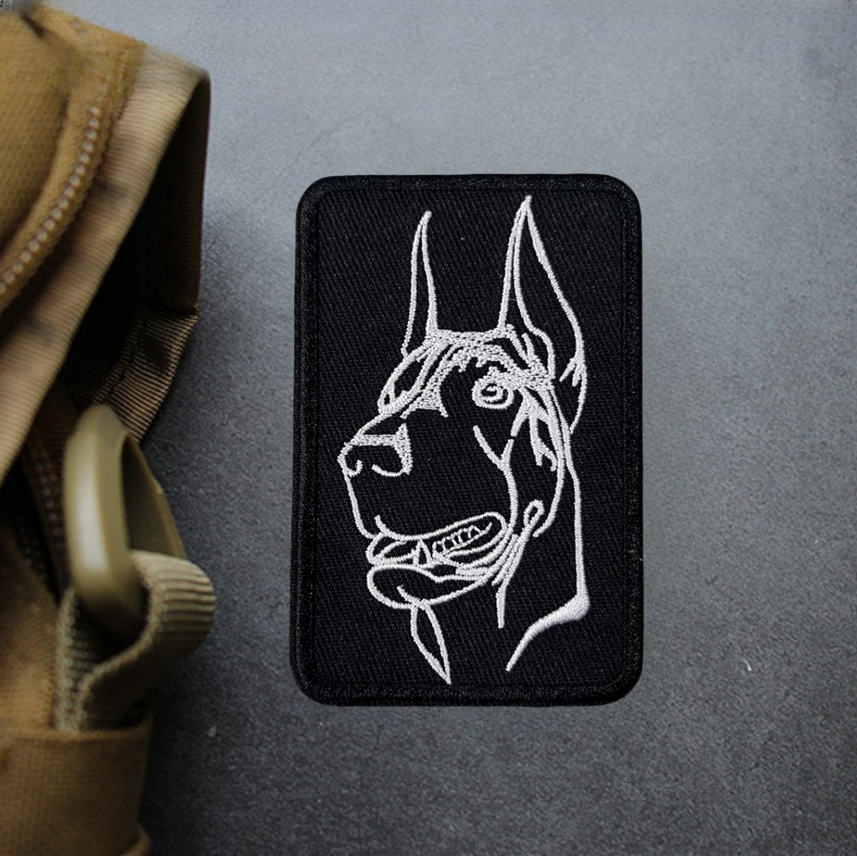 Parche Doberman Pinscher bordado táctico con velcro - imagen 5