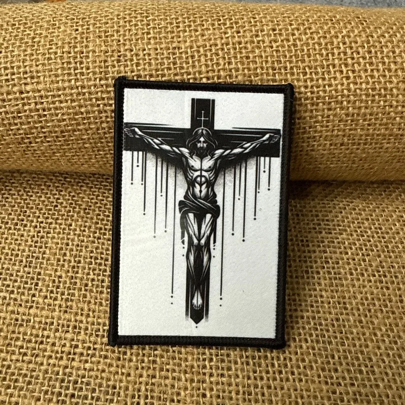 Parche táctico Cruz de Jesús velcro blanco y negro para mochila - imagen 2