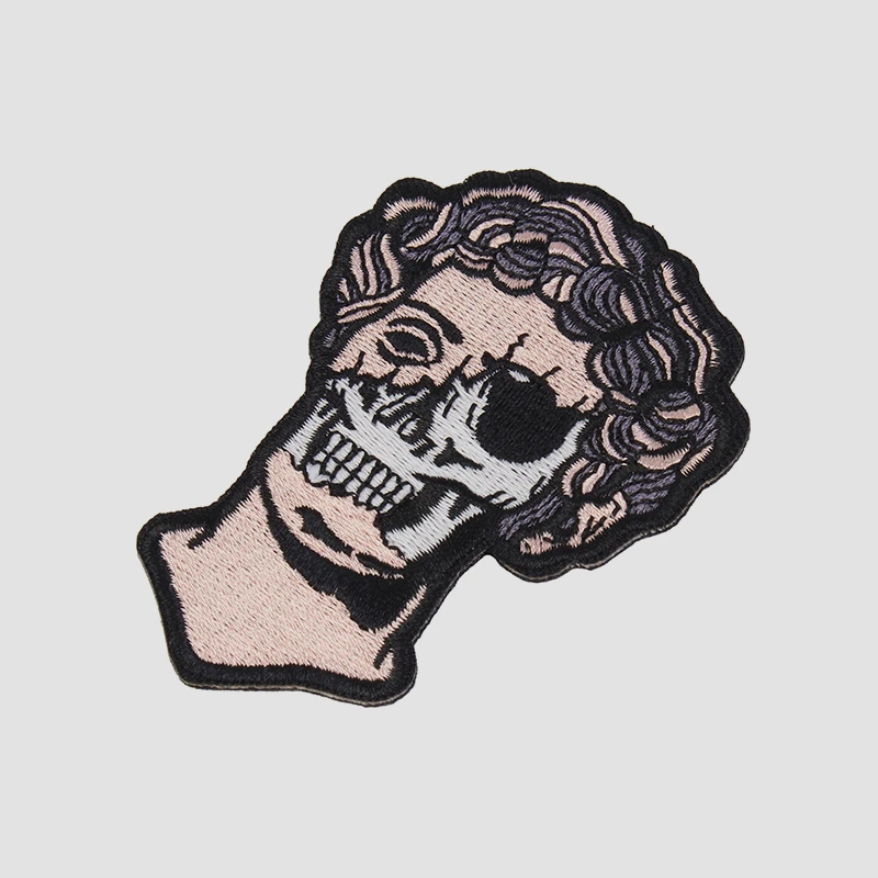 Una imagen en blanco y negro de un cráneo con un hueso para la nariz