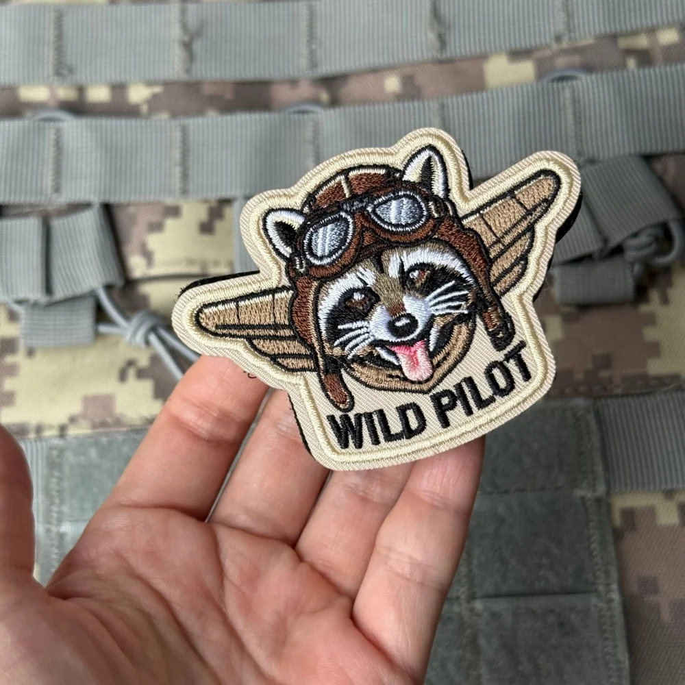 Parche táctico WILD PILOT bordado mapache gancho y bucle ropa - imagen 3