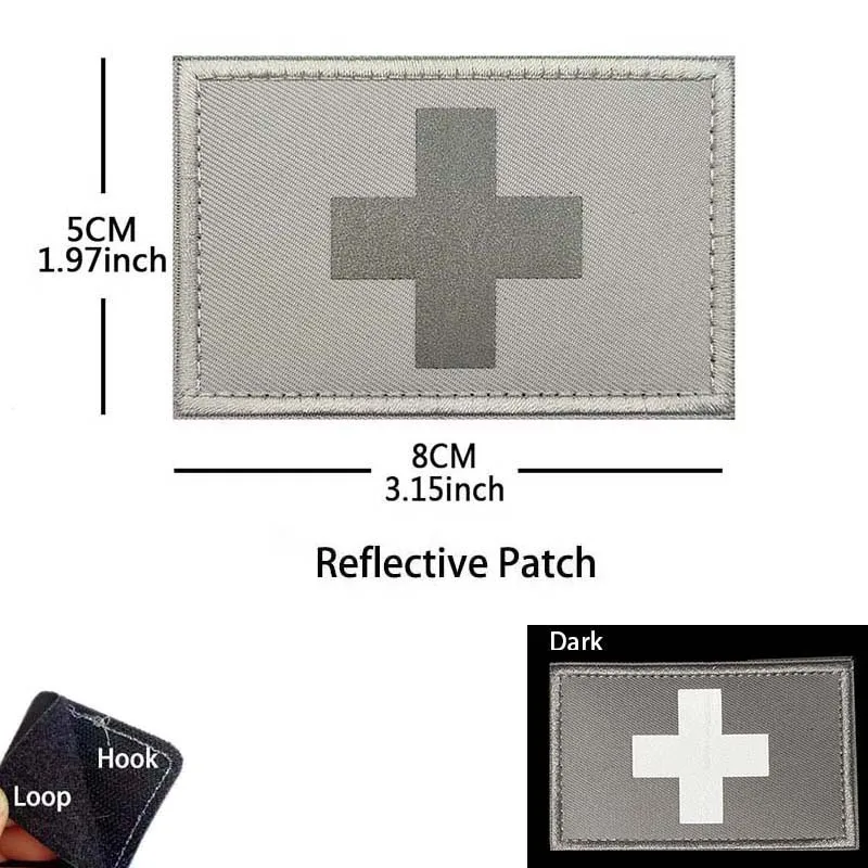 Parche táctico bordado con emblema médico y detalle reflectante IR