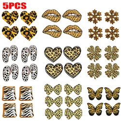 Parche termoadhesivo bordado de leopardo y corazones para ropa