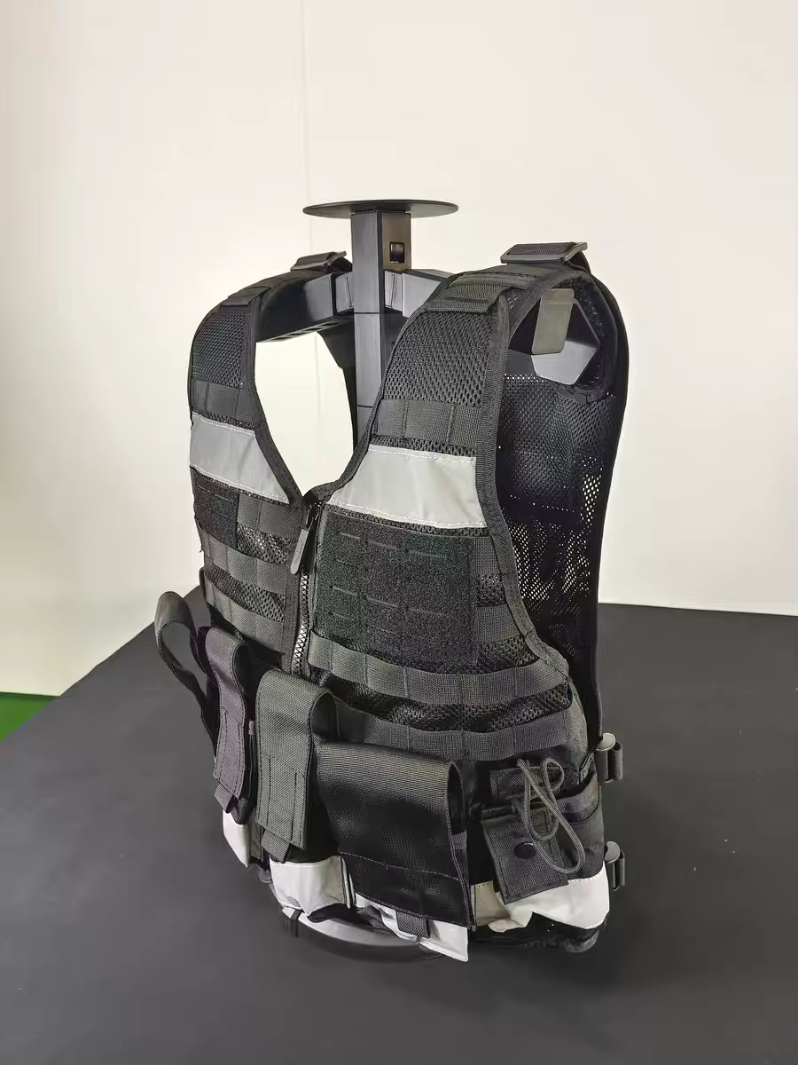 Chaleco táctico negro equipado con bolsillos portaaccesorios - imagen 2