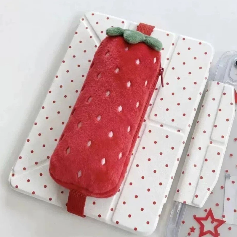 Estuche escolar de felpa con diseño de fresa - imagen 3