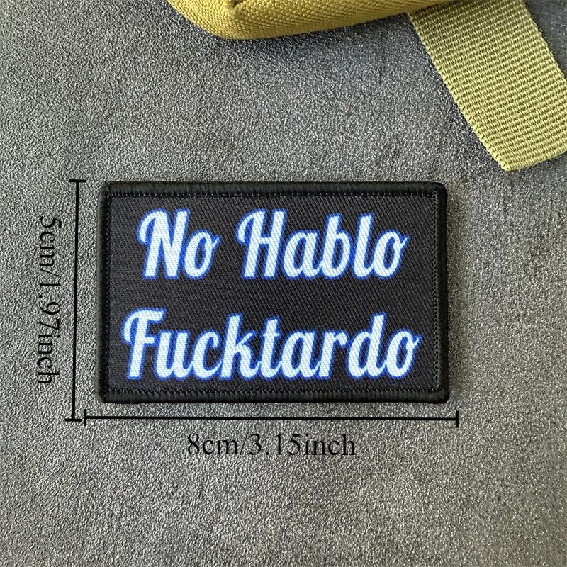 Parche No Hablo aplicado en una mochila militar mostrando detalle del estampado táctico