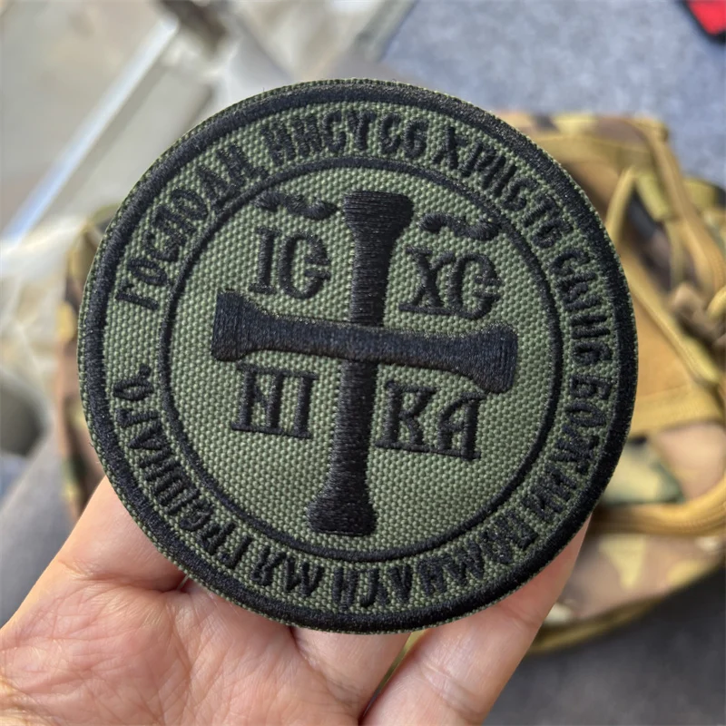 Parche bordado militar con diseño de cruz ortodoxa rusa sobre fondo negro