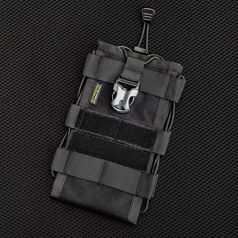 Vista frontal de la bolsa multifuncional negra con detalles camuflaje