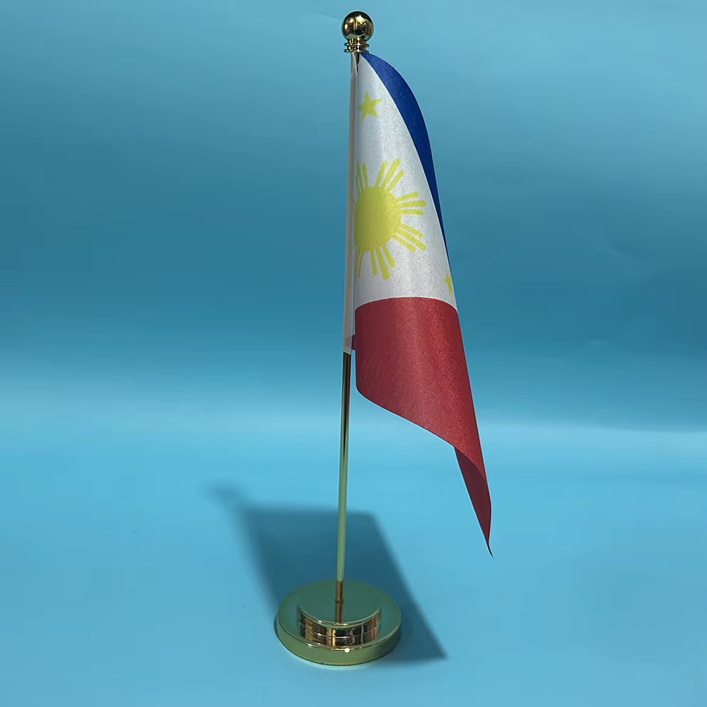 Bandera mini de Filipinas en escritorio moderno