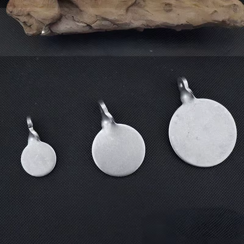Primer plano de la superficie de acero inoxidable tras varios impactos