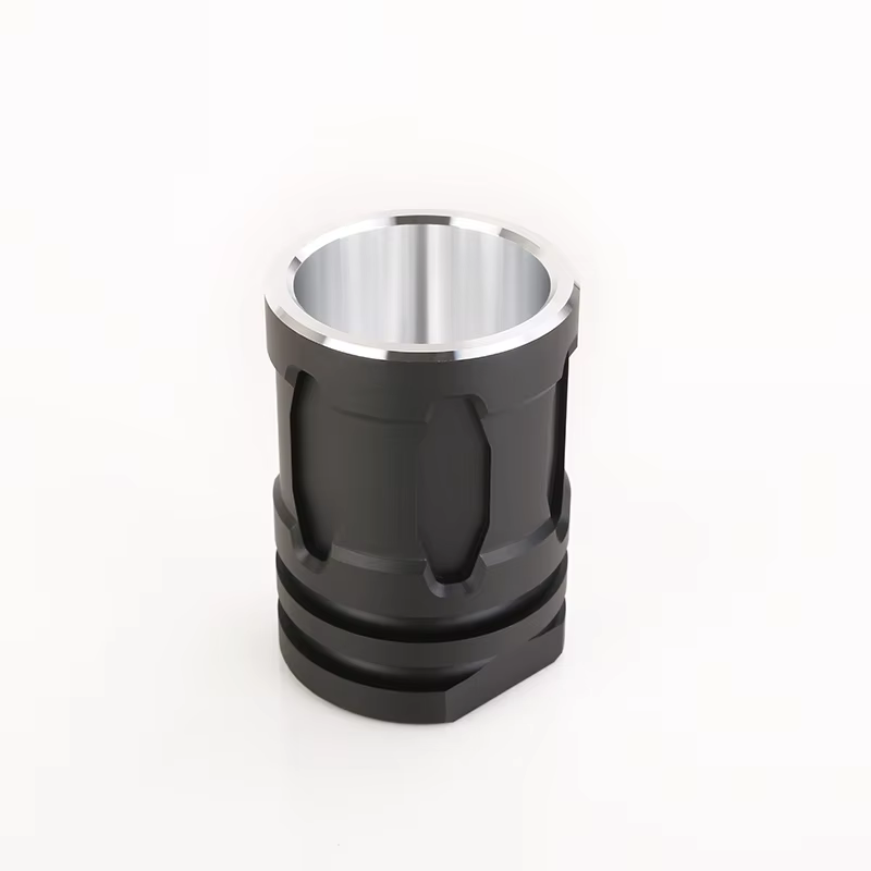 Taza táctica Emersongear en uso durante pesca al amanecer