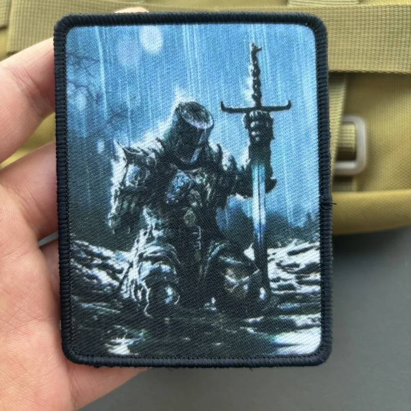 Parche táctico morale patch bordado con símbolo de brazo roto militar sobre fondo oscuro