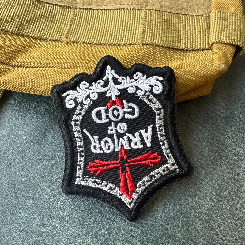 Parche táctico bordado cruz cristiana con velcro para mochila - imagen 2