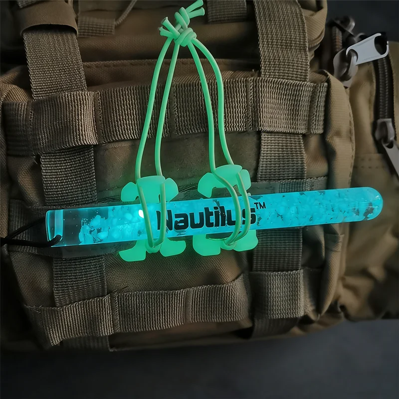 Clip luminoso MOLLE táctico para linternas y gestión de cables - imagen 4