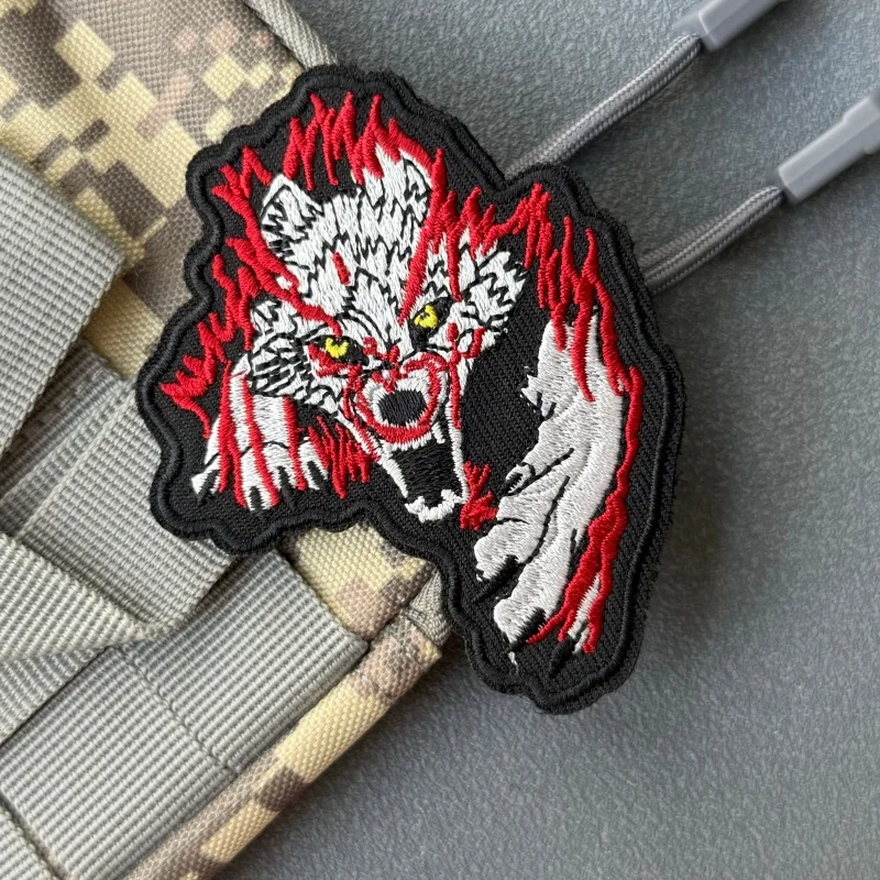 Parche táctico bordado cabeza de lobo sediento con gancho y bucle - imagen 4