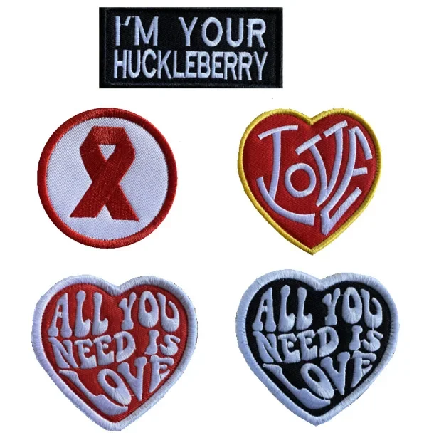 Parche bordado con insignia en forma de corazón