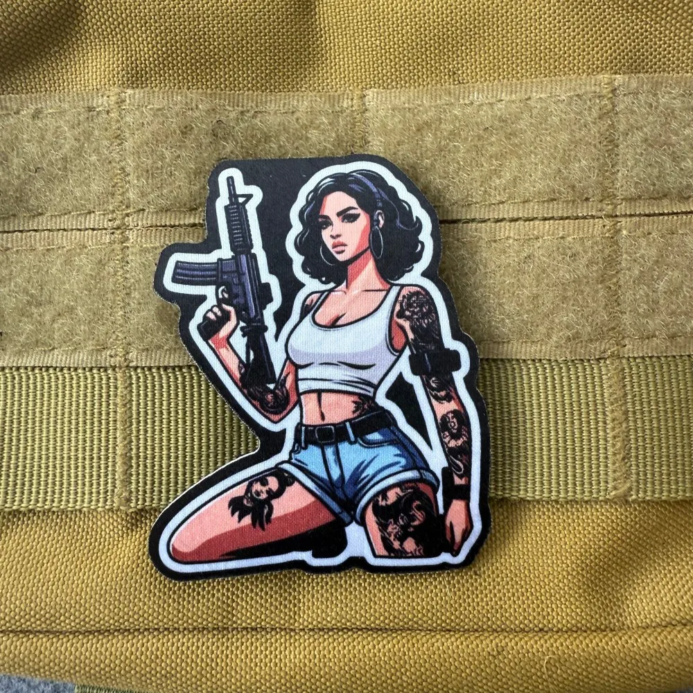 Parche táctico de chica tatuada con velcro para mochila