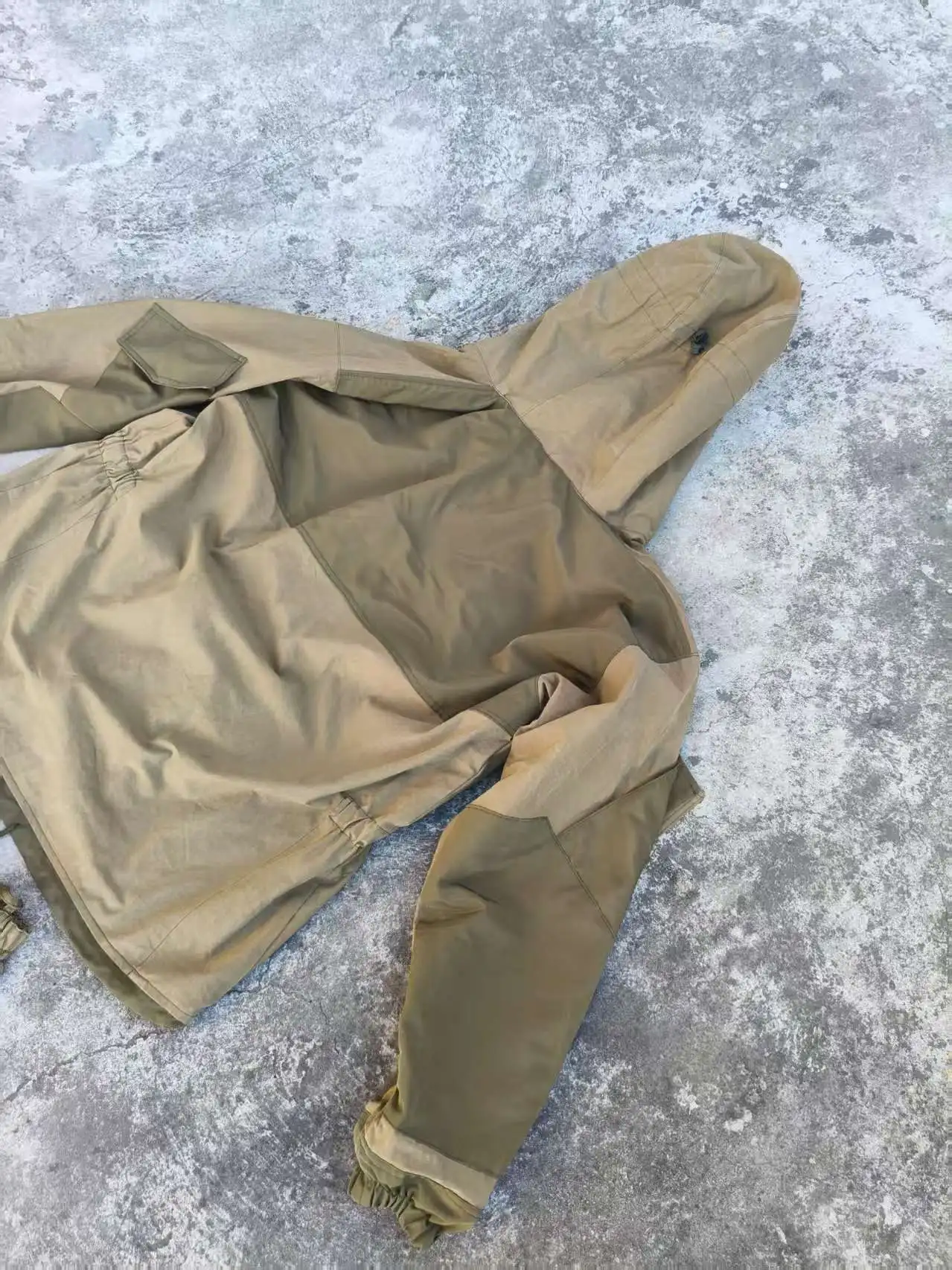 Detalle del camuflaje y textura del tejido